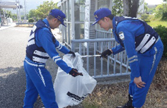 地域清掃活動をする隊員