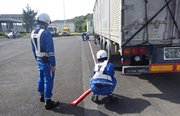 全長・車幅を計測する隊員