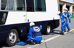 車軸毎の計測をする隊員