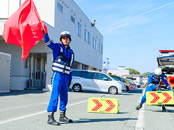 訓練で旗を振る隊員